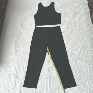 Girlfriend Collective Dylan sports bra and 19.5” leggings Moss small. EUC